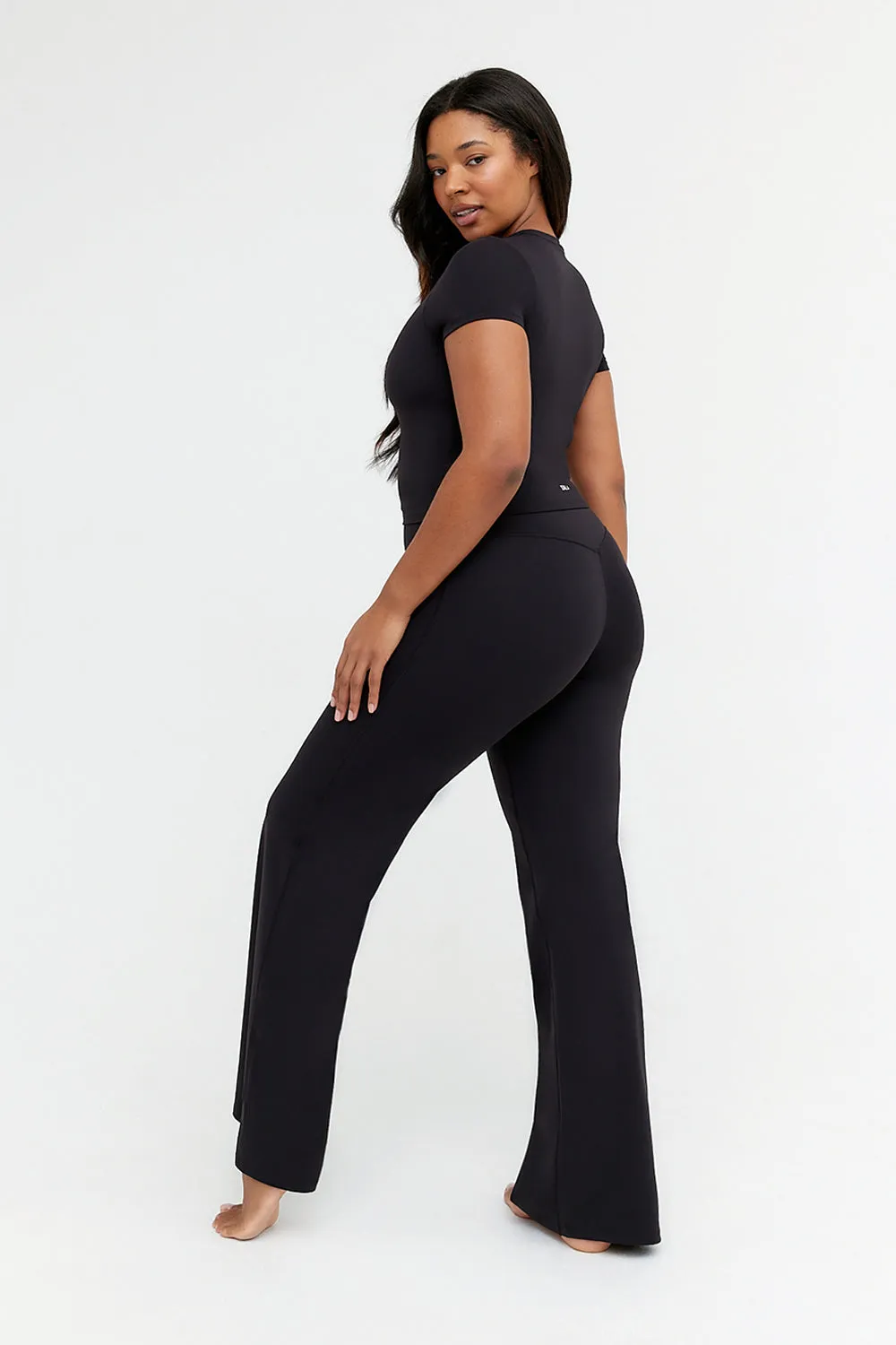 DAYFLEX BUILT-IN SUPPORT ESSENTIAL T-SHIRT - SHADOW BLACK