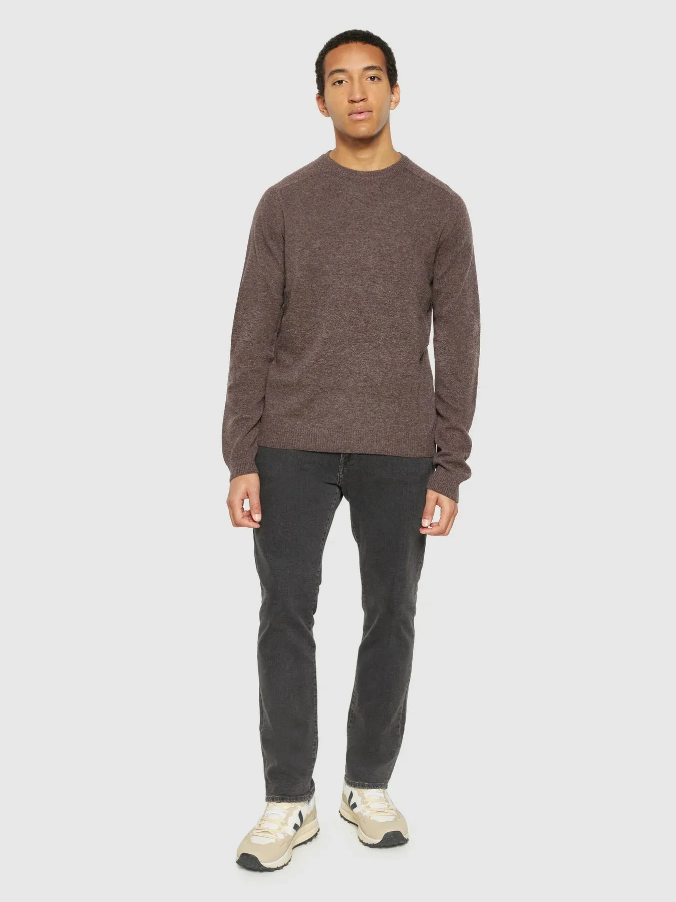 O-neck wool knit sweater in demitasse brown