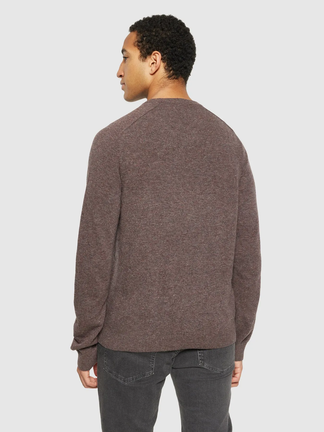 O-neck wool knit sweater in demitasse brown