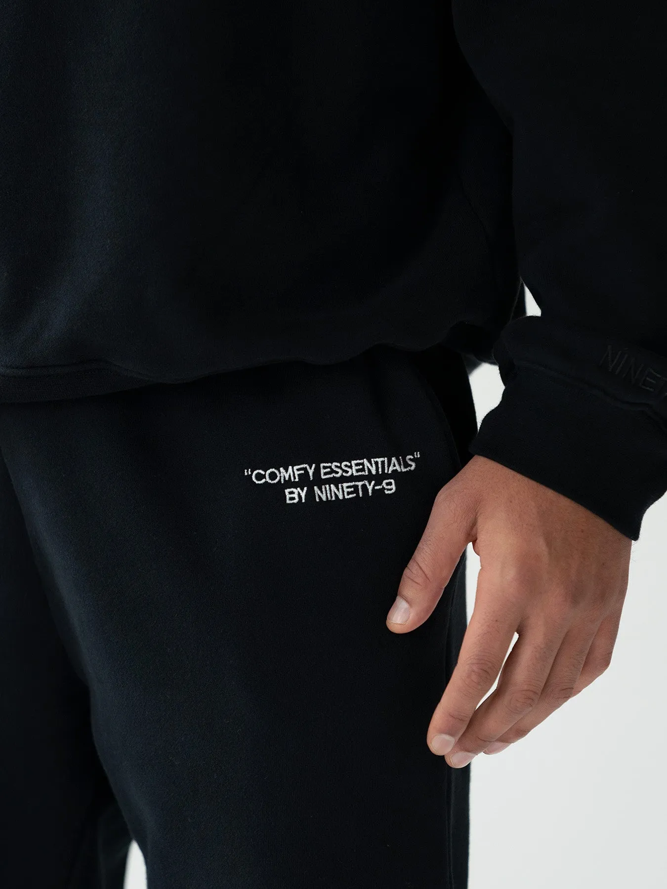 SET - ESSENTIALS - COLLEGE SWEATER AND SWEATPANTS • BLACK