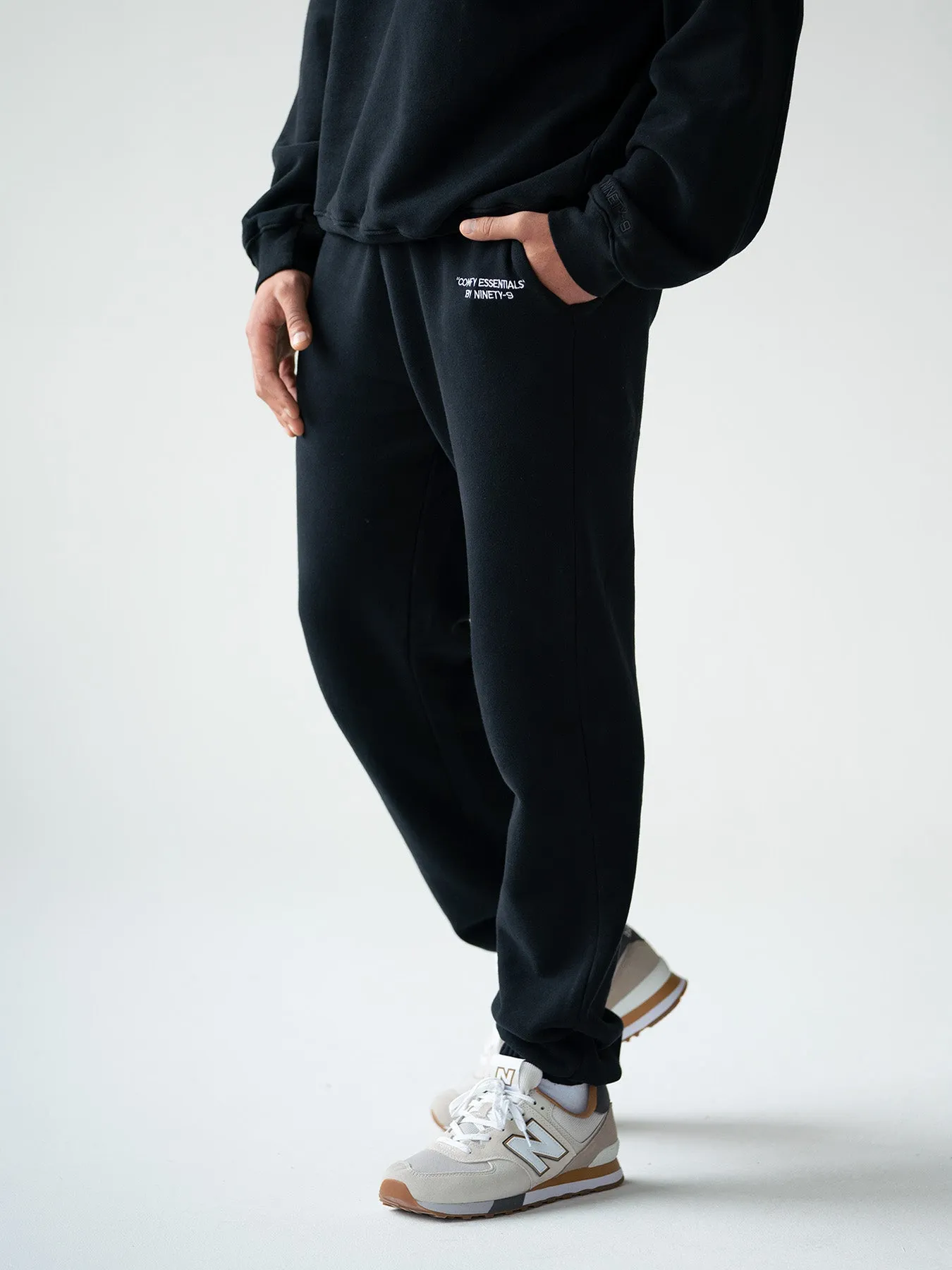 SET - ESSENTIALS - COLLEGE SWEATER AND SWEATPANTS • BLACK