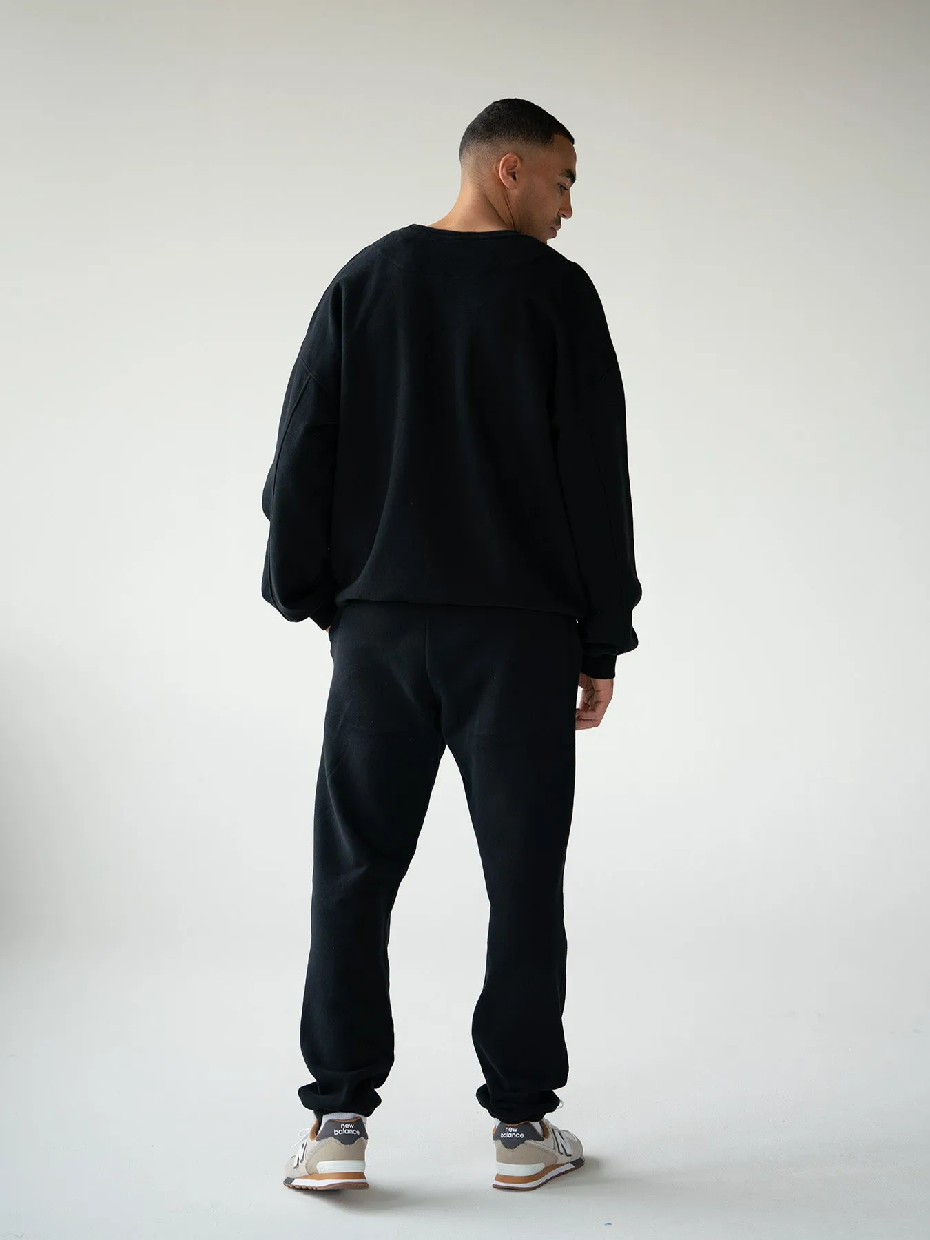 SET - ESSENTIALS - COLLEGE SWEATER AND SWEATPANTS • BLACK