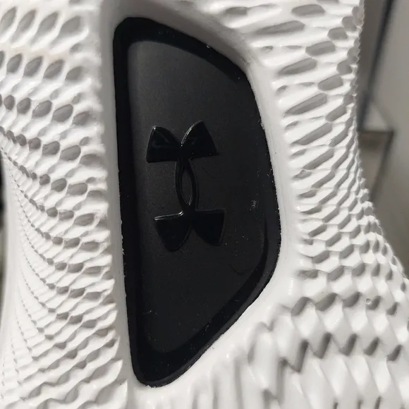 Under Armour Curry Flow 8 feel good flow black sneaker. Size 6 youth