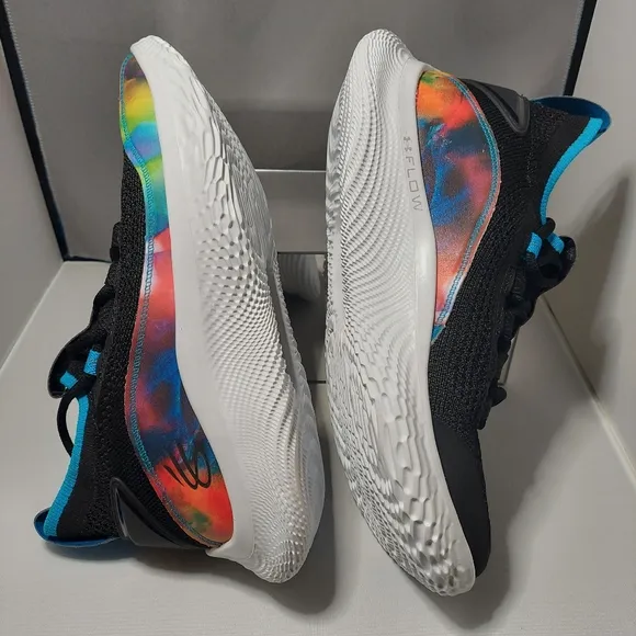 Under Armour Curry Flow 8 feel good flow black sneaker. Size 6 youth